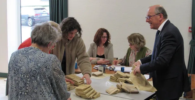 photo  marion david, (debout à gauche, en pull beige) et gilles petit (à droite) pendant le dépouillement à athis-val-de-rouvre, le 15 mars 2026, au premier tour des élections municipales dans l’orne.  &copy;  ouest-france 