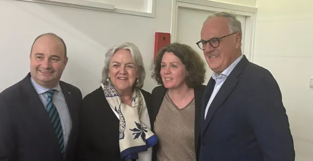 photo  sophie douvry, aux côtés du président du département christophe de balorre, dimanche 15 mars 2026, lors des résultats du premier tour des municipales à alençon (orne).  &copy;  ouest-france 