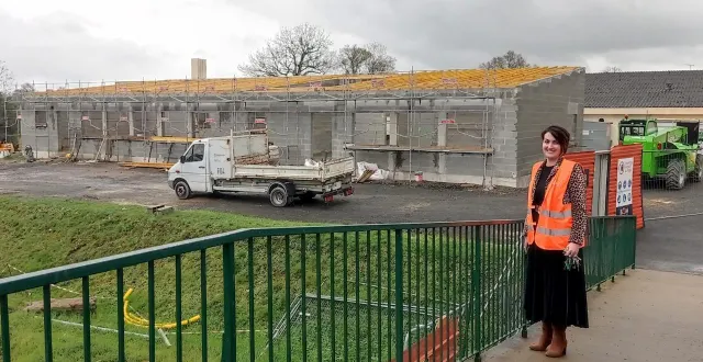 photo  mélanie papin, cheffe d’établissement du collège saint-jean, présente le chantier en cours, le 13 mars.  &copy;  co 
