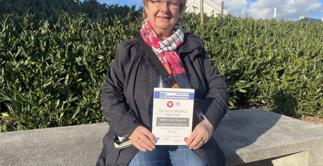 photo  nicole devel-laigle, coprésidente de l’association euromayenne, dévoile le nouveau guide bilingue d’urgence médicale. il facilitera la communication entre les patients anglophones et les professionnels de santé.  &copy;  ouest-france 