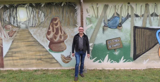 photo  mardi 22 octobre : cyrille couineau posant devant les fresques de la salle omnisports  &copy;  co 