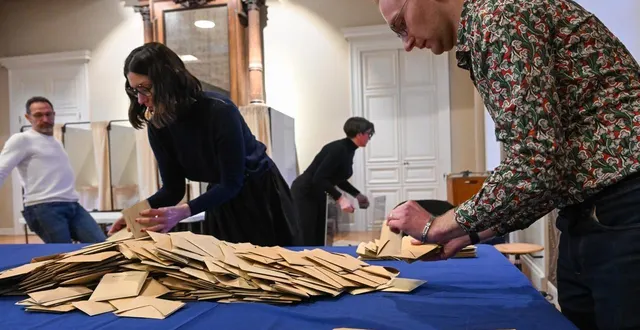 photo  angers, le 15 mars 2026. le dépouillement, un moment toujours très attendu dans les bureaux de vote.  &copy;  photo co - laurent combet 