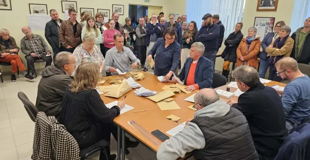 photo  les deux têtes de liste ont participé au dépouillement, dimanche 15 mars 2026.  &copy;  ouest-france 