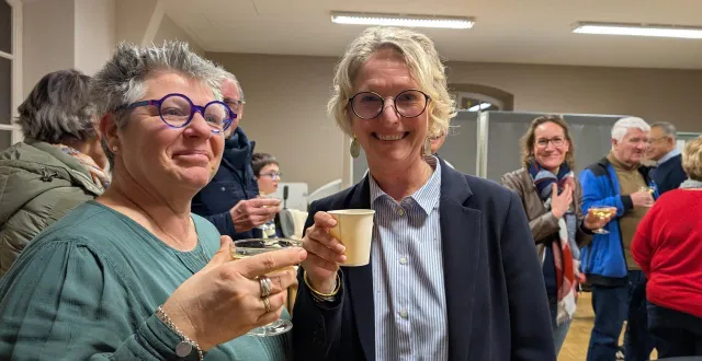 photo  anita paillot célèbre le résultat des élections avec les membres de son équipe, dont nathalie grau.  &copy;  ouest-france 