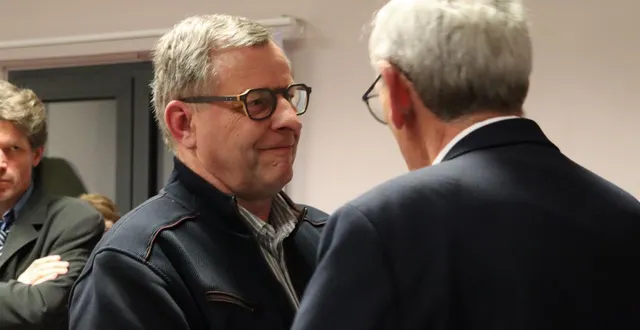 photo  eric david, de dos, va laisser son poste de maire du bailleul à laurent hébert lors de la mise en place du conseil municipal vendredi 20 mars à 19 h 30.  &copy;  ouest-france 