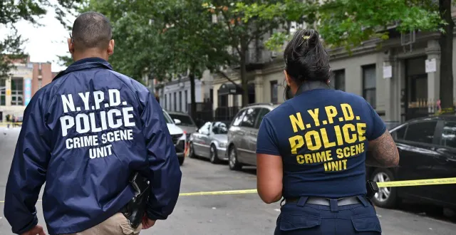 photo  deux officiers de la police criminelle de new york (états-unis), le 18 août 2025 dans le quartier de manhattan. photo d’illustration.  &copy;  kyle mazza / nurphoto via afp 