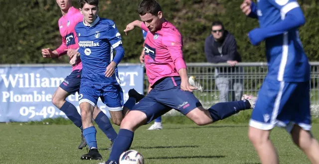 photo  hugo bonet et les nueillaubrais ont obtenu un court mais précieux succès sur la pelouse des chamois niortais st-flo.  &copy;  co - benoit felace 