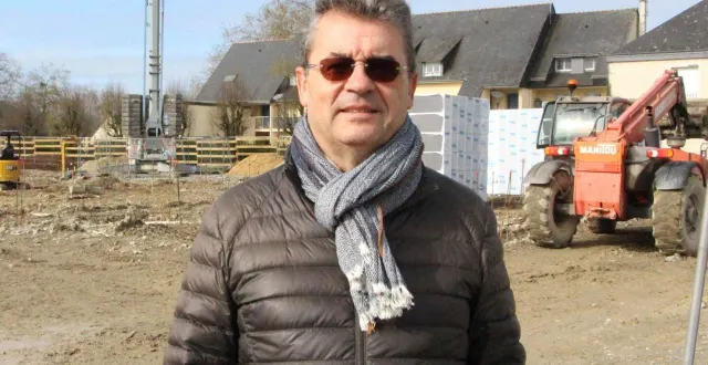 photo  jean-louis cadeau, sur le chantier de la future salle polyvalente.  &copy;  ouest-france 