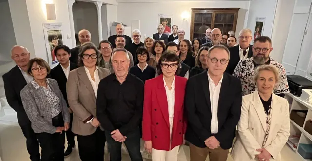 photo  sophie lacharlotte (au centre, en rouge) est arrivée 4e du premier tour de l’élection municipale à cholet avec sa liste cholet, c’est vous.  &copy;  ouest-france 