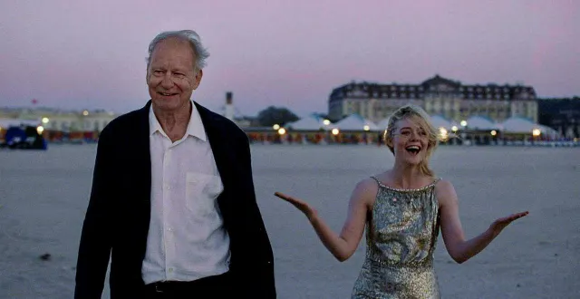 photo  stellan skarsgård et elle fanning dans « valeur sentimentale ». en arrière-plan, le casino et le grand hôtel de deauville.  &copy;  kasper tuxend 