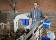 photo  emmanuel hardy nourrit ses chevreaux au lait de chèvre, trois fois par jour, sur son exploitation de prée-d’anjou. l’éleveur en garde une partie pour les engraisser à la ferme et valoriser localement la viande de cabri. 