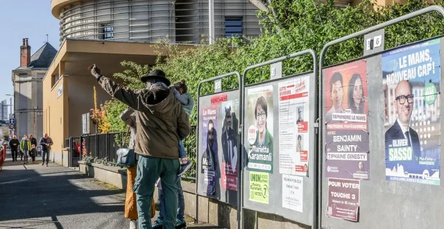 photo  un électeur à proximité de l’école marceau au mans (sarthe), à l’occasion du premier tour de l’élection municipale de mars 2026.  &copy;  ouest-france 