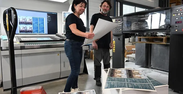 photo  distré, lundi 16 mars 2026. nathalie maindrou et loire impression ne perdent pas de temps à sortir les documents de campagne.  &copy;  co – laurent combet 