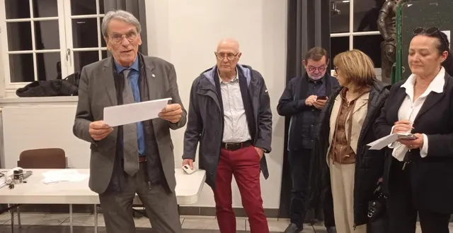 photo  bernard soul, le maire sortant, annonçant les résultats du scrutin vers 20 h, dimanche.  &copy;  ouest-france 