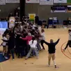 photo  l’explosion de joie après la victoire finale, avec des supporters qui s’invitent sur le terrain pour célébrer avec les joueuses. 