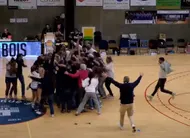 photo  l’explosion de joie après la victoire finale, avec des supporters qui s’invitent sur le terrain pour célébrer avec les joueuses. 