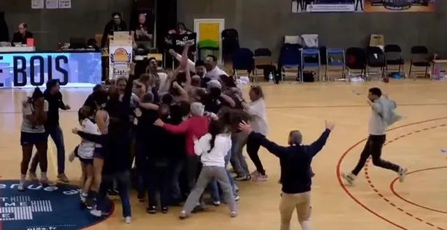 photo  l’explosion de joie après la victoire finale, avec des supporters qui s’invitent sur le terrain pour célébrer avec les joueuses.  &copy;  capture d’écran facebook / lmb - lamboisières-martin basket 
