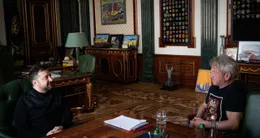 actu cin&eacute;ma  sur cette photo diffusée par le service de presse de la présidence ukrainienne le 16 mars 2026, le président ukrainien volodymyr zelensky (à gauche) rencontre l’acteur américain sean penn (à droite) dans son bureau à kiev, en pleine invasion russe de l’ukraine. 