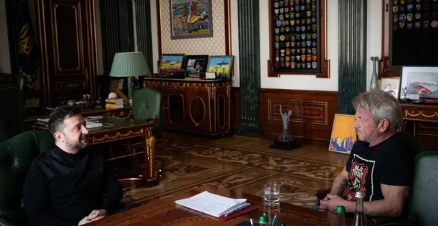 photo  sur cette photo diffusée par le service de presse de la présidence ukrainienne le 16 mars 2026, le président ukrainien volodymyr zelensky (à gauche) rencontre l’acteur américain sean penn (à droite) dans son bureau à kiev, en pleine invasion russe de l’ukraine.  &copy;  handout / afp 
