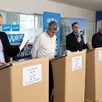 photo  le maire de sablé-sur-sarthe, nicolas leudière, au micro, lors du débat du premier tour des élections municipales, jeudi 5 mars 2026, entouré par ses adversaires : benoît nicolardot, fabrice brivain et franck desgranges. 
