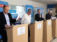 photo  le maire de sablé-sur-sarthe, nicolas leudière, au micro, lors du débat du premier tour des élections municipales, jeudi 5 mars 2026, entouré par ses adversaires : benoît nicolardot, fabrice brivain et franck desgranges. 