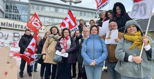 photo  une vingtaine d’enseignants, aesh et aed de fo étaient rassemblés devant la cité administrative, lundi 16 mars.  &copy;  ouest-france 