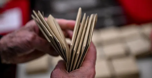 photo  lors du premier tour dans le bureau de vote de l’hôtel de ville de caen, dimanche 15 mars 2026.  &copy;  martin roche, ouest-france 