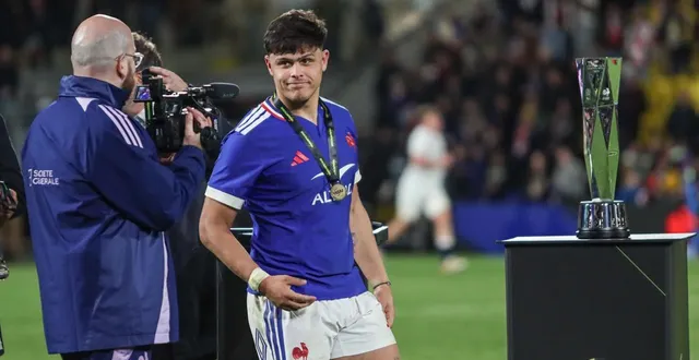 photo  gabin garault, devant le trophée des 6 nations brillamment remporté par les bleuets.  &copy;  co - jordan magneron 