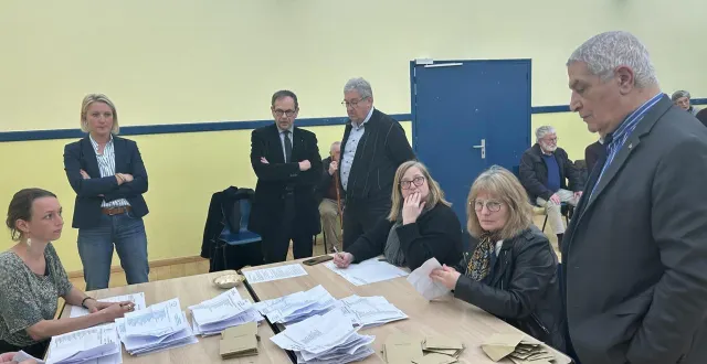 photo  confrontés à l’avance d’antoine perrault (deuxième debout en partant de la gauche), les deux autres candidats, marie-caroline malewicz labbé (à gauche), et mostefa maachi (à droite) maintiennent leurs candidatures et rejettent toute alliance.  &copy;  ouest-france 