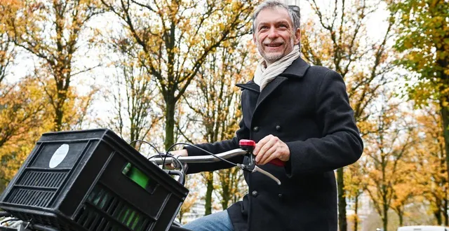 photo  stéphane baly à vélo dans les rues de lille, en novembre 2024.  &copy;  adrien fillon / hans lucas via afp 