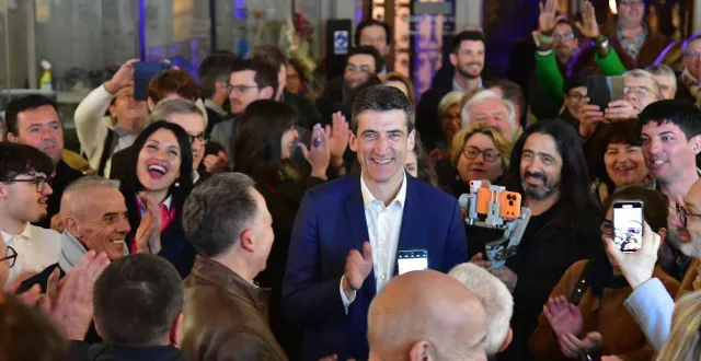 photo  jérôme baloge a été réélu pour la troisième fois, dès le premier tour, à la mairie de niort.  &copy;  co - marie delage 