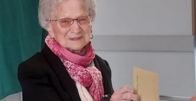 photo  camille gayet, 100 ans, vote toujours pour sa commune de cheffes.  &copy;  co 