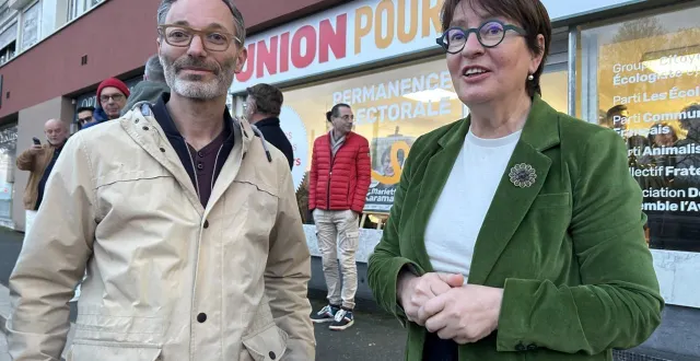 photo  marietta karamanli dimanche soir devant son qg avec l’écologiste samuel guy, n° 2 de la liste « l’union pour le mans ».  &copy;  le maine libre 