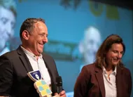 photo  bruno provot, le patron de la boulangerie honoré, 20 bd louis le prince-ringuet, au mans (sarthe), a été récompensé de prix rse, lors de la cérémonie de la première édition de la sarthe innove en avril 2025, à l’abbaye royale de l’épau (sarthe). un prix remis par sandie mollé, la directrice du crédit agricole anjou-maine en sarthe. 