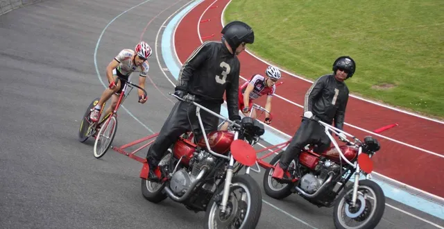 photo  le demi-fond se pratique derrière un derny. cette année, les championnats d’europe s’ouvrent aux femmes.  &copy;  archives ouest-france 