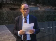 photo  antoine d’amécourt a officialisé la victoire de sa liste sur le perron de la mairie d’avoise, dimanche 15 mars 2026. 