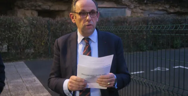 photo  antoine d’amécourt a officialisé la victoire de sa liste sur le perron de la mairie d’avoise, dimanche 15 mars 2026.  &copy;  ouest-france 