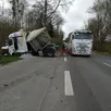 photo  une partie des cailloux transportés par la remorque se sont déversés sur la chaussée. 