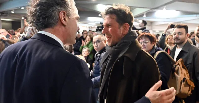 photo  romain laveau affrontera christophe béchu au second tour à angers, dimanche 22 mars 2026. un duel droite-gauche avec un ballotage nettement favorable au maire sortant.  &copy;  jérôme fouquet/ouest-france. 