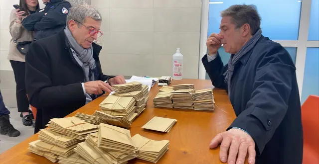 photo  michel leroyer, à gauche, et josé collado, à droite, au moment de compter le nombre de votes lors des élections municipales 2026 à la ferté-macé (orne), le 15 mars.  &copy;  ouest-france 
