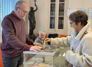photo  vote, dimanche matin à la brûlatte (mayenne), 673 habitants. 
