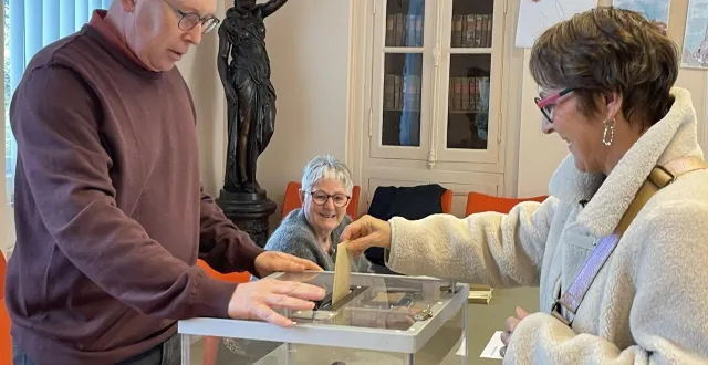 photo  vote, dimanche matin à la brûlatte (mayenne), 673 habitants.  &copy;  ouest-france 