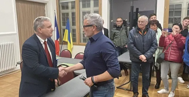 photo  frédéric leveillé (à gauche) félicite emmanuel flouvat à l’issue de l’élection municipale du 15 mars.  &copy;  ouest-france 