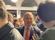 photo  benoît nicolardot dimanche soir, dans la foule à l'hôtel de ville, juste avant les résultats. 