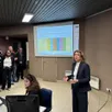 photo véronique maillet proclame les résultats du premier tour des municipales devant le public de la salle chevrière.