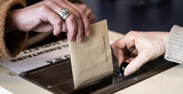 photo  une femme glisse un bulletin dans une urne lors du premier tour des élections municipales à concarneau (finistère), le 15 mars 2026.  &copy;  guillaume saligot / ouest-france 