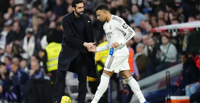 photo  alvaro arbeloa et kylian mbappé lors de la rencontre face à levante (2-0) en liga le 17 janvier 2026  &copy;  jose breton / afp 