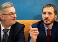photo  les candidats à la mairie de toulouse françois briançon (à gauche) et françois piquemal (à droite), donnent une conférence de presse conjointe après le premier tour des élections municipales, le 16 mars 2026, pour annoncer leur fusion en vue du second tour. 