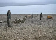 photo  des pierres tombales de l’expédition franklin sont visibles sur l’île beechey, à nunavut au canada. 