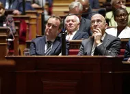photo  le premier ministre français sébastien lecornu et son chef de cabinet philippe gustin écoutent le débat sur son discours politique général au sénat français à paris, le 15 octobre 2025. 